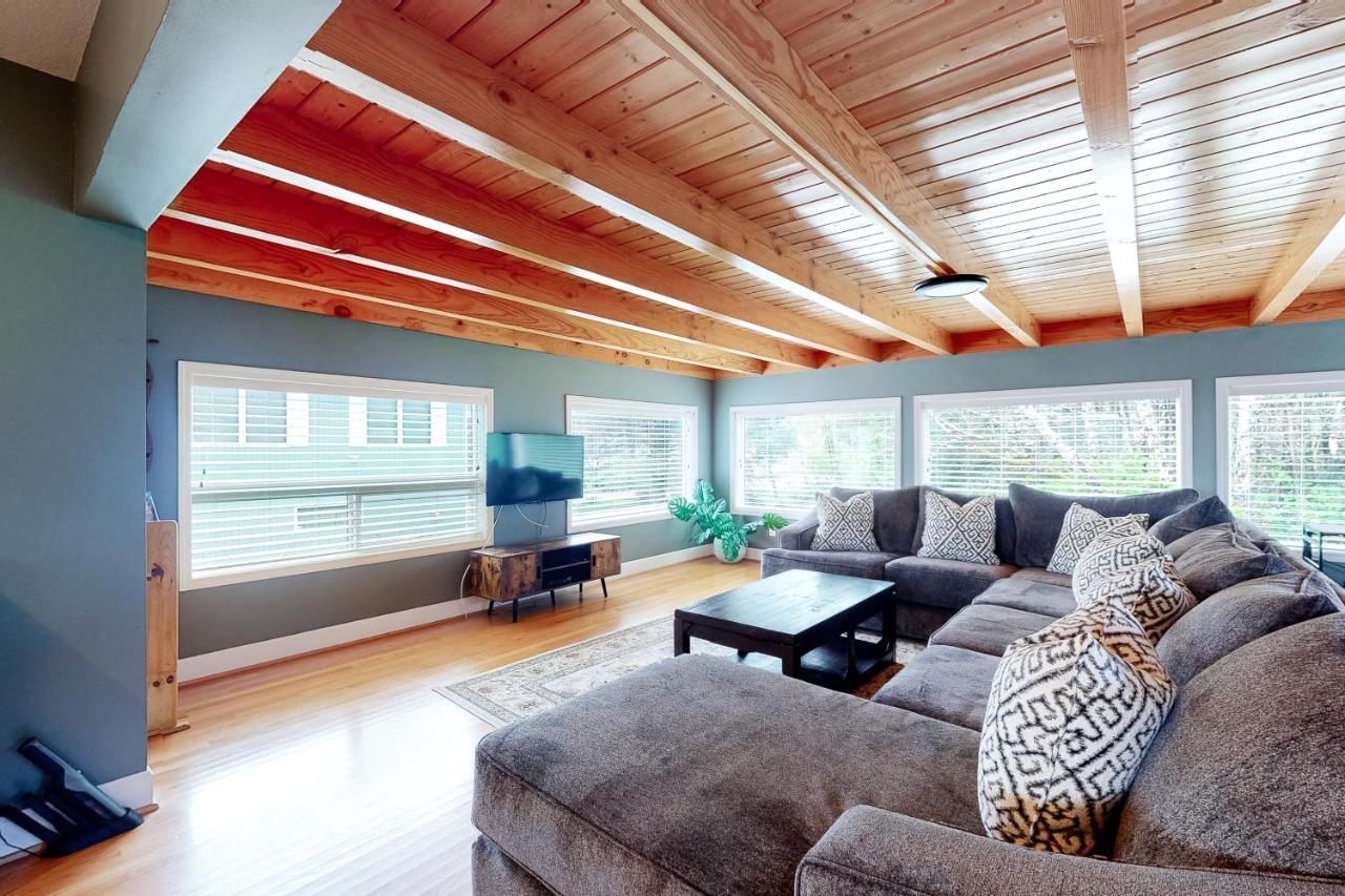 Rocky Beach House By The Cove Seaside Exterior photo